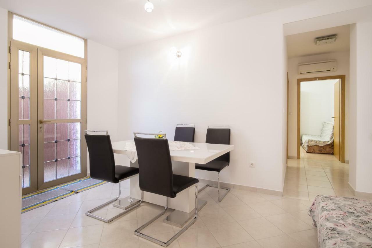 Apartment Dani Malinska Buitenkant foto